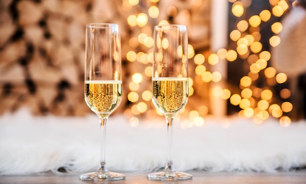 Piękne dwie szklanki szampana