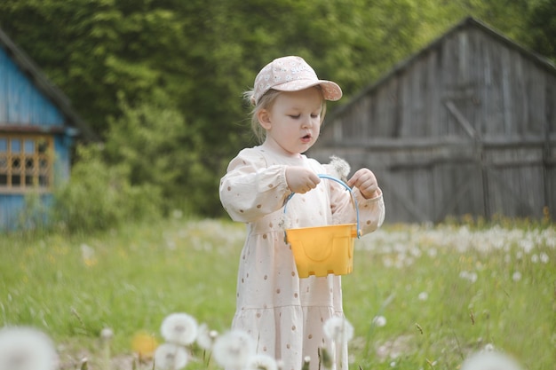 Piękne Dziecko Z Kwiatami Mniszka Lekarskiego W Parku Latem Szczęśliwe Dziecko Bawi Się Na świeżym Powietrzu