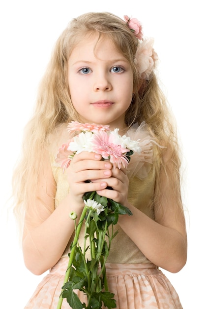 Piękne dziecko z wiosennych kwiatów na białym tle