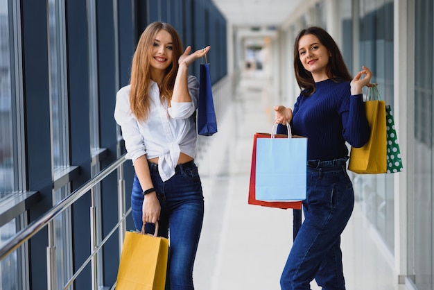 piękne dziewczyny na zakupy w centrum handlowym