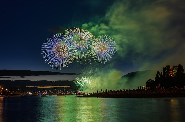 Piękne fajerwerki na English Bay Beach nocą w Vancouver w Kanadzie