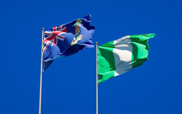 Piękne flagi państwowe Nigerii i Kajmanów razem na błękitnym niebie
