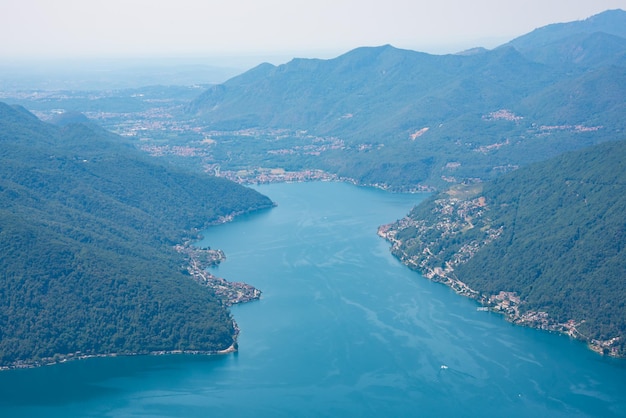 Piękne górskie jezioro z mostem w Szwajcarii