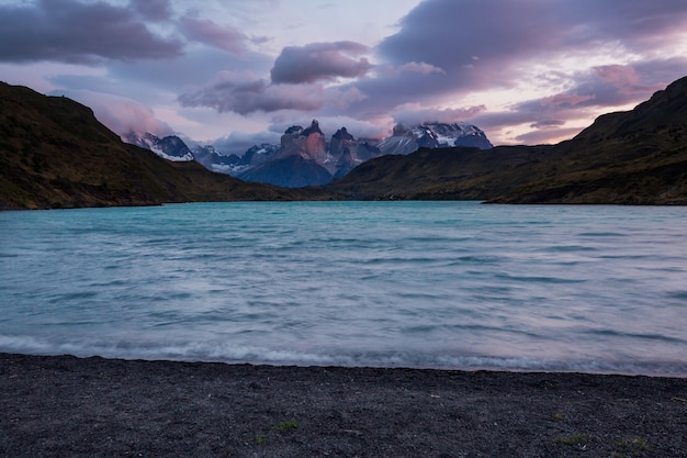 Piękne górskie krajobrazy w Parku Narodowym Torres Del Paine w Chile. Światowej sławy region turystyczny.