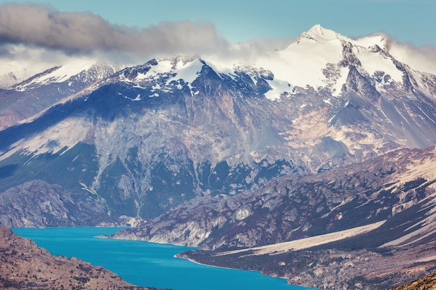 Piękne górskie krajobrazy w Patagonii. Jezioro góry w Argentynie, Ameryce Południowej.