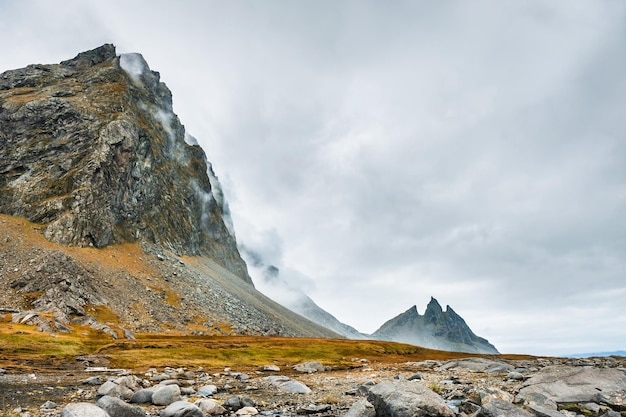 Piękne góry i mgła na wybrzeżu Oceanu Atlantyckiego w Stokksnes we wschodniej Islandii