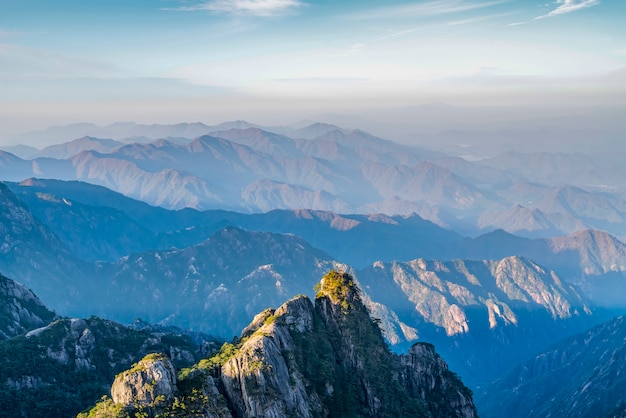 Piękne góry i rzeki w górze Huangshan, Chiny