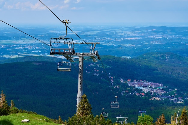 Piękne góry pokryte lasem i otwarta kolejka linowa Karpacz resort w polsce z windą r