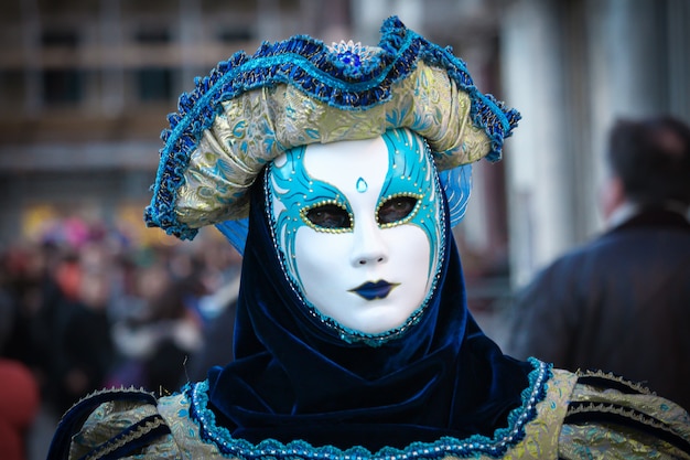 Piękne i fantastyczne maski i kostiumy o eleganckich i wspaniałych wzorach na karnawale w Wenecji