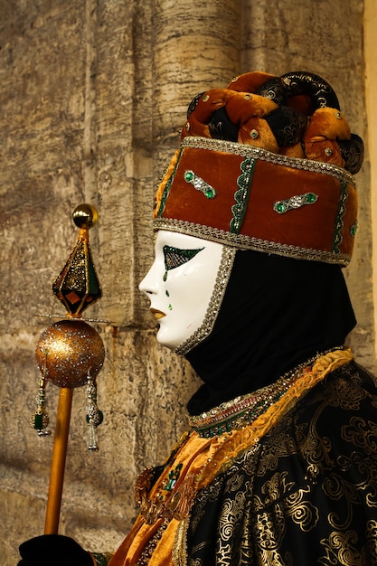 Piękne i fantastyczne maski i kostiumy o eleganckich i wspaniałych wzorach na karnawale w Wenecji