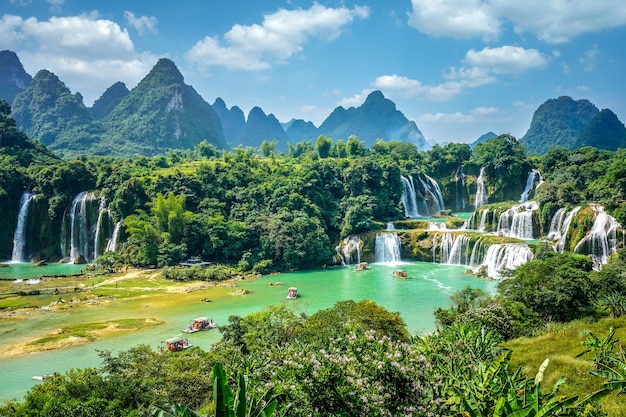 Piękne i wspaniałe wodospady Detian Falls w Guangxi w Chinach