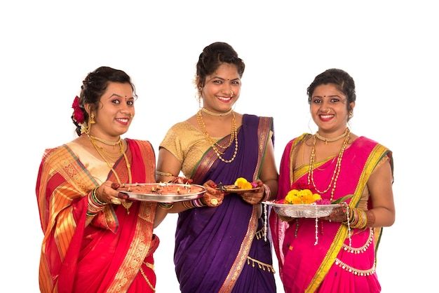Piękne Indyjskie Kobiety Ubrane W Tradycyjne Sari