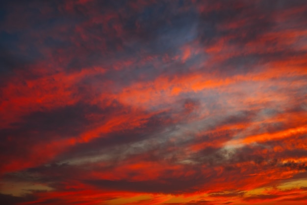 Piękne jasne kolorowe niebo. Zdjęcie zrobione o zachodzie słońca. Czerwono-pomarańczowe tło z ładnymi farbami. Rzadki wschód słońca. Naturalny skład