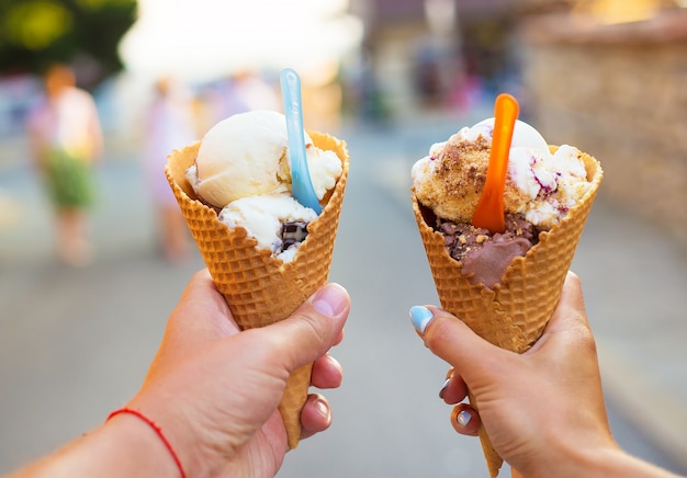 Piękne jasne lody o różnych smakach w rękach pary