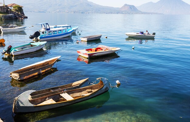 Piękne jezioro Atitlan i wulkany na wyżynach Gwatemali w Ameryce Środkowej