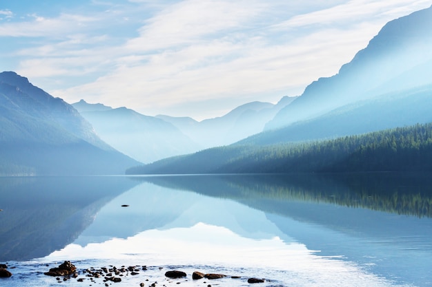 Piękne jezioro Bowman z odbiciem spektakularnych gór w Glacier National Park, Montana, USA. Filtr na Instagramie.