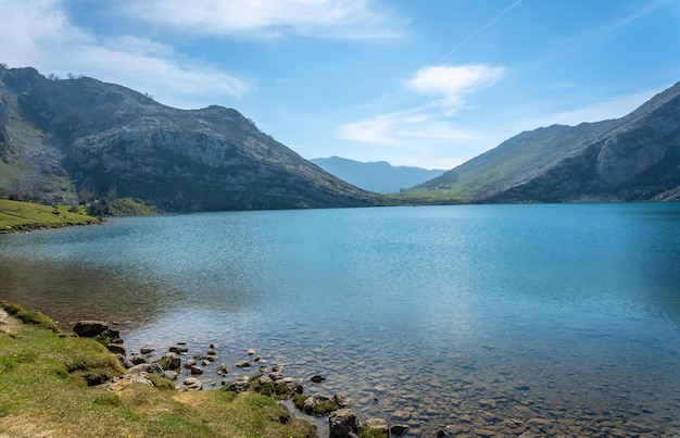 Piękne jezioro Enol w Jeziorach Covadonga Asturia Hiszpania