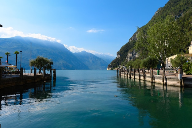 Piękne jezioro Garda we Włoszech