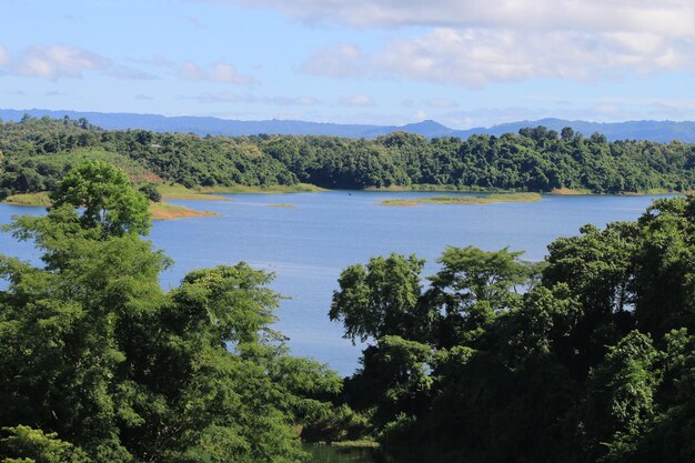 Piękne jezioro Kaptai w Rangamani, Bangladesz.