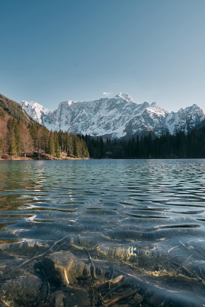 Piękne Jezioro Moraine w Alpach Dolomity Idylliczny krajobraz w Alpach Europy