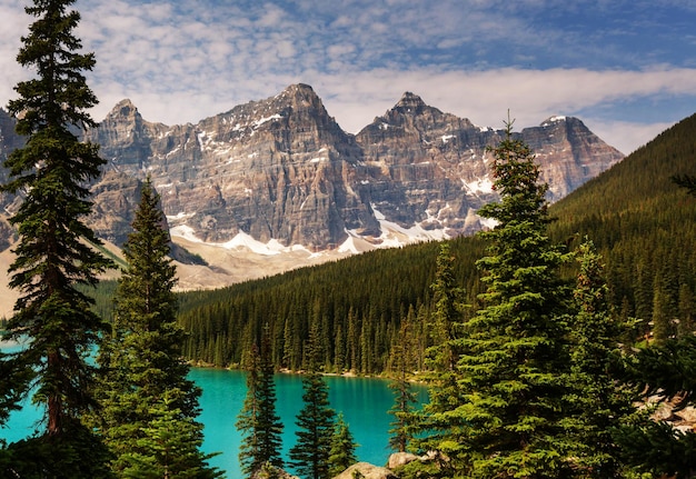 Piękne jezioro morenowe w Parku Narodowym Banff, Kanada