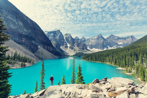 Piękne jezioro morenowe w Parku Narodowym Banff, Kanada