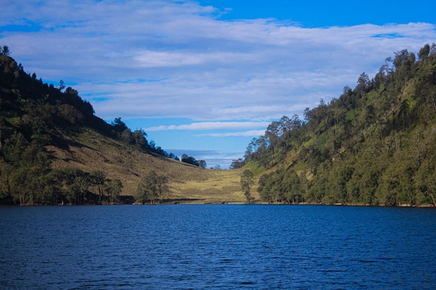 piękne jezioro na tle błękitnego nieba - Jezioro Ranu Kumbolo