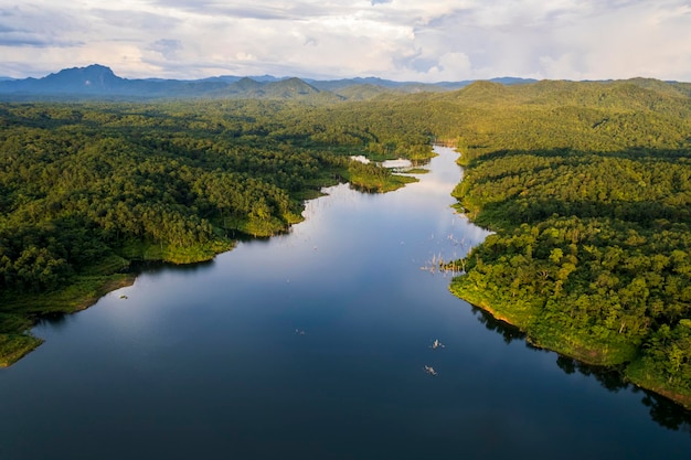 Piękne jezioro nad tamą wśród chmur błękitnego nieba i gór, widok na góry na jezioro