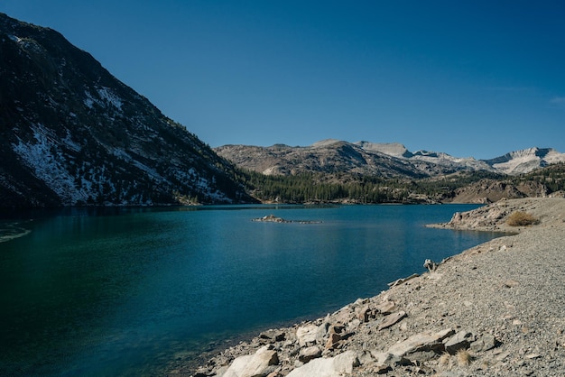 Piękne jezioro Tenaya i góry odbijają się w Parku Narodowym Yosemite