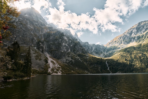 Piękne jezioro w górach Staw Morskie Oko w Tatrach Polska Europa Koncepcja miejsca docelowego podróży idealne miejsce odpoczynku