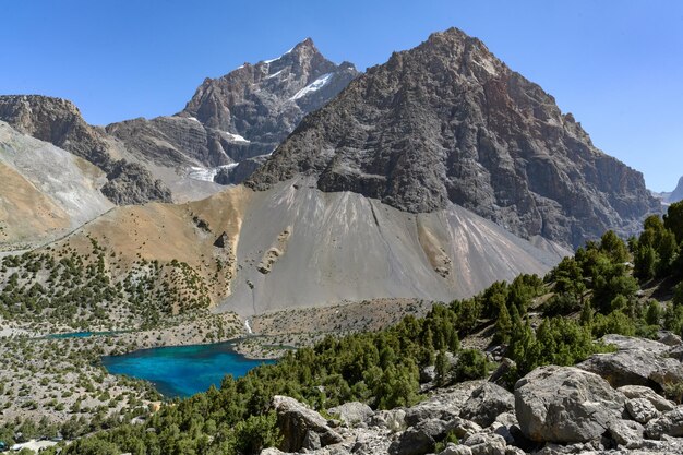 Piękne jezioro w górach Tadżykistanu