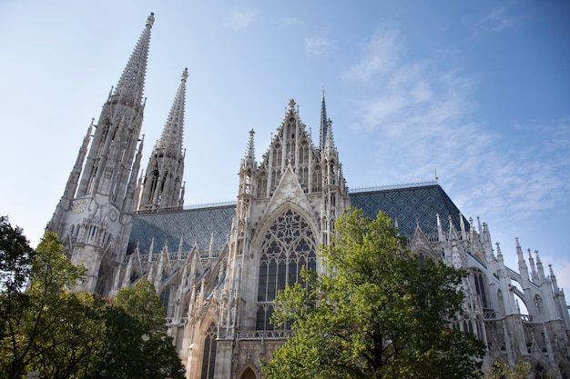 Piękne katedry Votivkirche lub Kościół Wotywny na Ringstrasse dla Austriaków i podróżnych z zagranicy, wizyta i szacunek modlącego się boga w Wiedniu Austria
