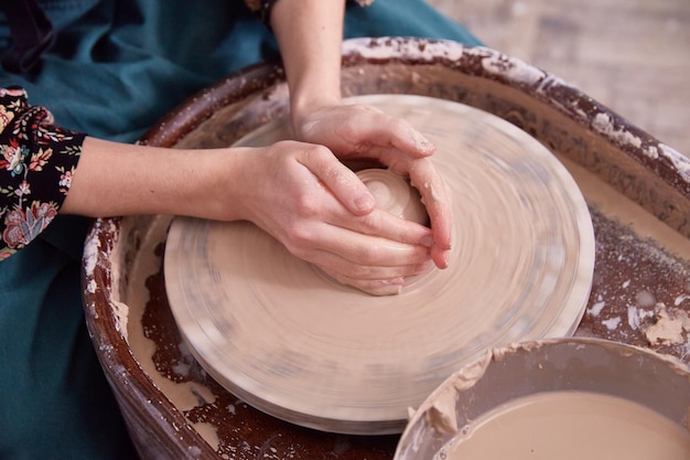 Piękne Kobiece Dłonie Wykonują Ceramiczne Naczynia Na Kole Garncarskim