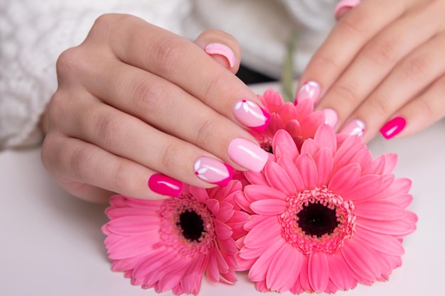 Piękne kobiece dłonie z romantycznymi paznokciami manicure różowy żel polski wzór gerbera