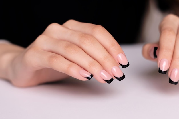 Zdjęcie piękne kobiece ręce z modnym manicure paznokci czarny żel polski