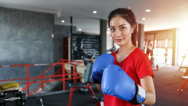 Piękne kobiety azjatyckie bokserki szczęśliwe i zabawne fitness boks i torbę z noszeniem rękawic bokserskich