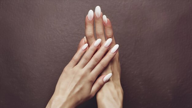 Piękne kobiety paznokcie nóg z pięknym francuskim manicure i projektowania sztuki