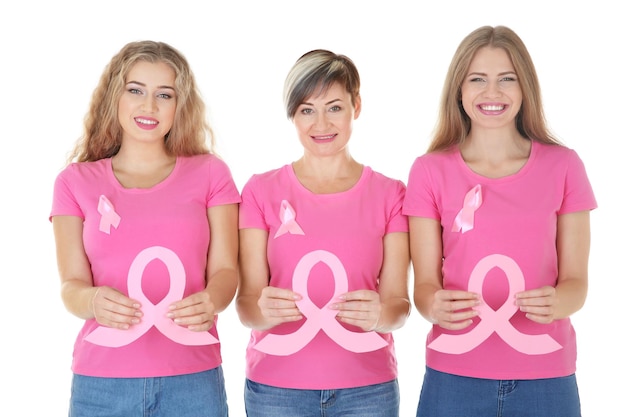 Zdjęcie piękne kobiety trzymające symbole świadomości raka piersi na białym tle