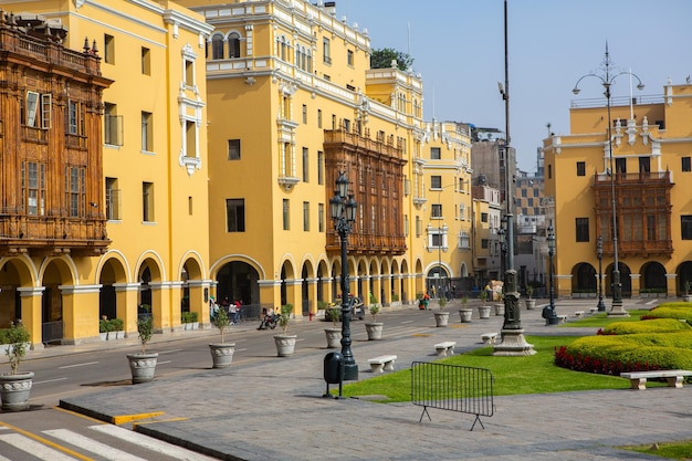 Piękne kolonialne budynki i ulice w stolicy Peru Lima