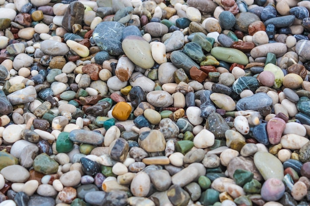 Piękne kolorowe kamienne kamyki na plaży