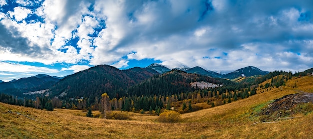 Piękne kolorowe lasy pokrywające Karpaty i małą wioskę