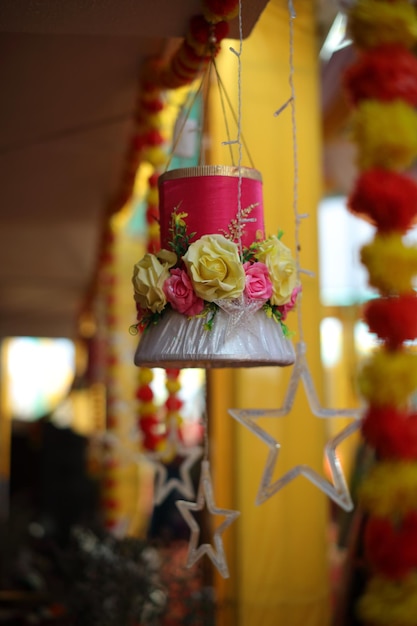 Piękne kolorowe, ręcznie robione dzwonki wiatrowe do dekoracji Haldi i mehndi ... selektywne skupienie.