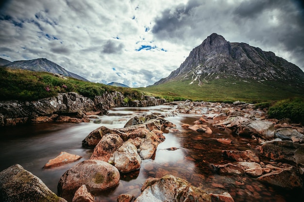 Piękne krajobrazy górskich rzek w Glen Coe Scottish Highlands w Szkocji