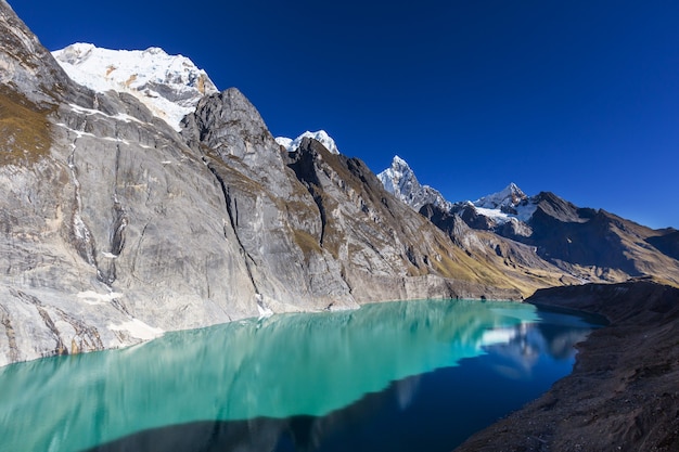 Piękne Krajobrazy Górskie W Cordillera Huayhuash, Peru, Ameryka Południowa