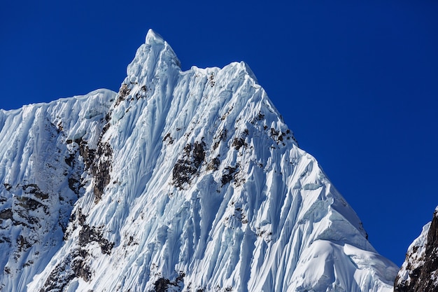 Piękne krajobrazy górskie w Cordillera Huayhuash, Peru, Ameryka Południowa