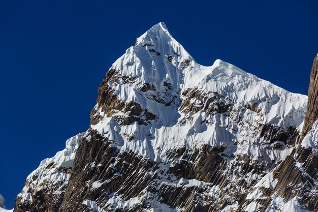 Piękne krajobrazy górskie w Cordillera Huayhuash, Peru, Ameryka Południowa