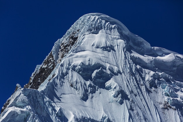 Piękne krajobrazy górskie w Cordillera Huayhuash, Peru, Ameryka Południowa