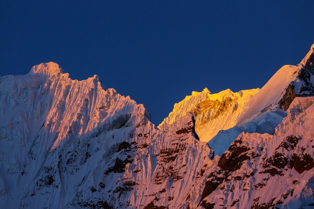 Piękne krajobrazy górskie w Cordillera Huayhuash, Peru, Ameryka Południowa