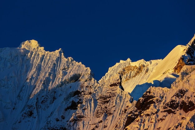 Piękne krajobrazy górskie w Cordillera Huayhuash, Peru, Ameryka Południowa