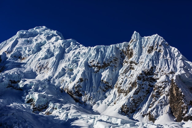 Piękne krajobrazy górskie w Cordillera Huayhuash, Peru, Ameryka Południowa